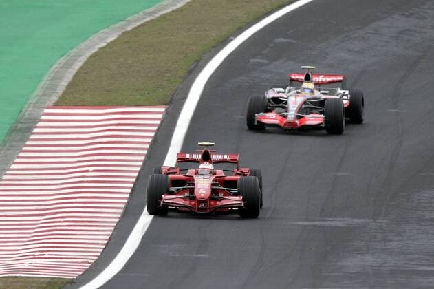 Kimi Räikkönen (Finnland Ferrari) vor Lewis Hamilton (England McLaren Mercedes) Motorsport Grand Prix Herren Großer Preis von Brasilien 2007, Formel 1 Weltmeisterschaft, F1, F, GP, WM, Freies Training Totale Interlagos Sao Paulo Motorsport Grand Prix Herren Großer Preis von Brasilien 2007, Formel 1 Weltmeisterschaft, F1, F, GP, WM, Freies Training Totale Interlagos Sao Paulo