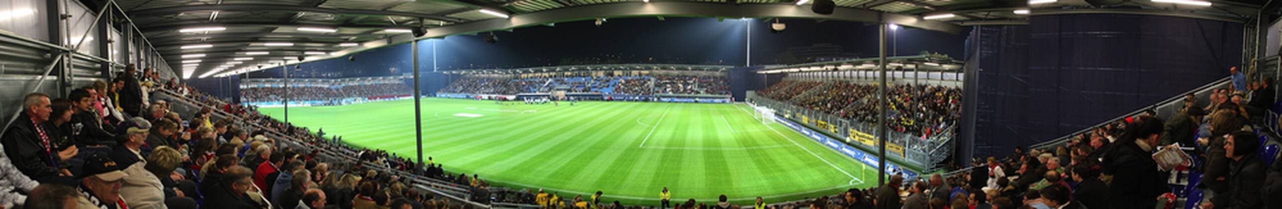 Fußball, Stadiongeschichte SV Wehen Wiesbaden Zuschauerperspektive in der Brita Arena, der neuen Heimspielstätte des SV Wehen Wiesbaden, am Abend der Stadioneinweihung Fußball Herren Saison 2007 2008, Test, Testspiel, SV Wehen Wiesbaden Totale BritaArena Wiesbaden Fußball Herren Saison 2007 2008, Test, Testspiel, SV Wehen Wiesbaden Totale BritaArena Wiesbaden