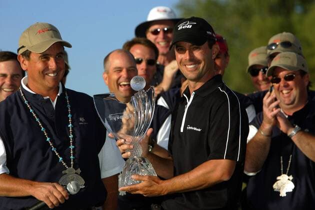 Mike Weir (Kanada, re.) - Sieger der Frys Electronics Open 2007 - präsentiert die Trophäe - (Icon92821049) Golf Herren Frys Electronics Open 2007, PGA Tour Gruppe Scottsdale Freude, Golf Herren Frys Electronics Open 2007, PGA Tour Gruppe Scottsdale Freude, EDITORIAL USE ONLY