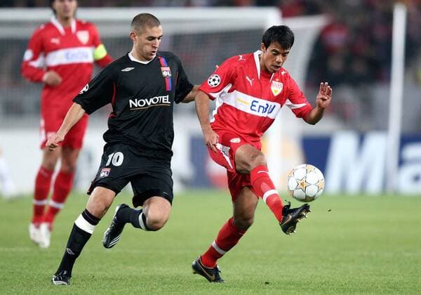 Pavel Pardo (Stuttgart, re.) gegen Karim Benzema (Lyon) Fußball EC 1 Herren Champions League 2007 2008, VFB Stuttgart - Olympique Lyonnais, OL Gruppe Stuttgart Dynamik, Fußball EC 1 Herren Champions League 2007 2008, VFB Stuttgart - Olympique Lyonnais, OL Gruppe Stuttgart Dynamik,
