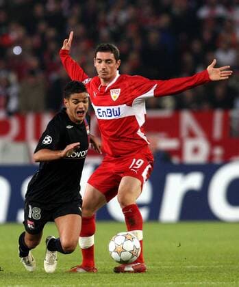 Hatem Ben Arfa (Lyon, li.) gegen Roberto Hilbert (Stuttgart) Fußball EC 1 Herren Champions League 2007 2008, VfB Stuttgart - Olympique Lyonnais, OL Gruppe Stuttgart Dynamik, Fußball EC 1 Herren Champions League 2007 2008, VfB Stuttgart - Olympique Lyonnais, OL Gruppe Stuttgart Dynamik,