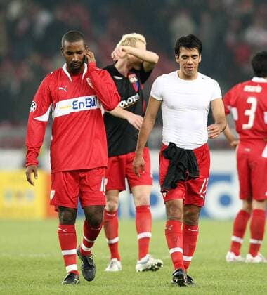 Cacau (li.) und Pavel Pardo (beide Stuttgart) - enttäuschter Abgang Fußball EC 1 Herren Champions League 2007 2008, VfB Stuttgart - Olympique Lyonnais 0:2, OL, Lyon Gruppe Stuttgart Enttäuschung, Verzweiflung, Fußball EC 1 Herren Champions League 2007 2008, VfB Stuttgart - Olympique Lyonnais 0:2, OL, Lyon Gruppe Stuttgart Enttäuschung, Verzweiflung,