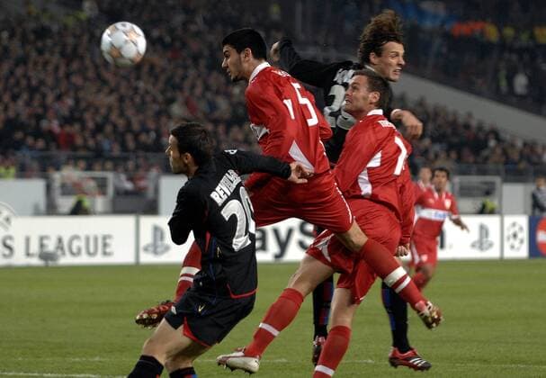 Serdar Tasci (Stuttgart, Mitte) gegen Anthony Reveillere (Lyon, li.) Fußball EC 1 Herren Champions League 2007 2008, VfB Stuttgart - Olympique Lyonnais 0:2, OL Gruppe Stuttgart Dynamik, Fußball EC 1 Herren Champions League 2007 2008, VfB Stuttgart - Olympique Lyonnais 0:2, OL Gruppe Stuttgart Dynamik,