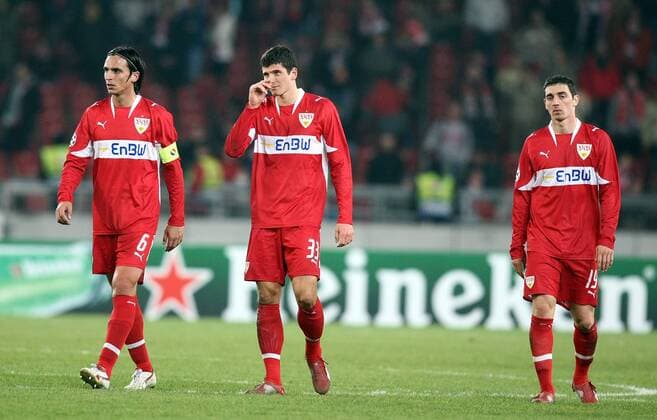 Enttäuschter Abgang Stuttgart, v.li.: Fernando Meira, Mario Gomez, Roberto Hilbert Fußball EC 1 Herren Champions League 2007 2008, VfB Stuttgart Gruppe Stuttgart Enttäuschung, Verzweiflung, Fußball EC 1 Herren Champions League 2007 2008, VfB Stuttgart Gruppe Stuttgart Enttäuschung, Verzweiflung,