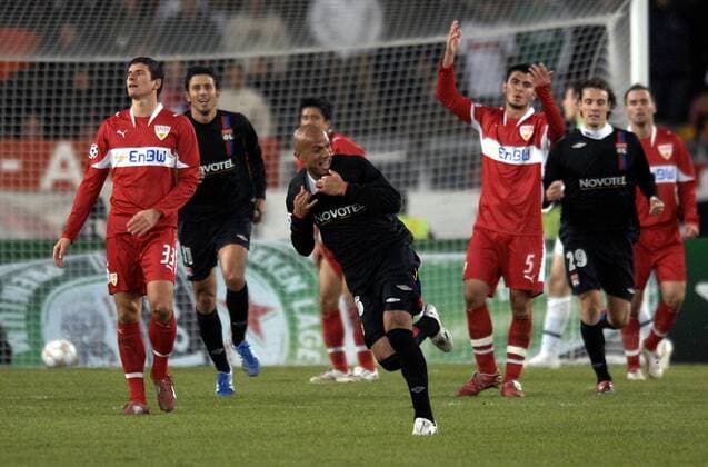 Fabio dos Santos (Lyon, Mitte) - Torjubel, Mario Gomez (li.) und Serdar Tasci (2.v.re., beide Stuttgart) enttäuscht Fußball EC 1 Herren Champions League 2007 2008, VfB Stuttgart - Olympique Lyonnais 0:2, OL Gruppe Stuttgart Freude, Fußball EC 1 Herren Champions League 2007 2008, VfB Stuttgart - Olympique Lyonnais 0:2, OL Gruppe Stuttgart Freude,