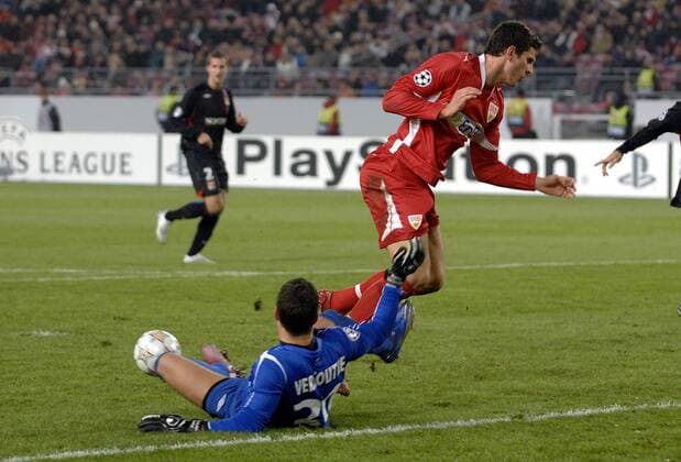 Mario Gomez (Stuttgart, re.) wird von Torwart Remy Vercoutre (Lyon) im Strafraum elfmeterreif gefoult Fußball EC 1 Herren Champions League 2007 2008, VfB Stuttgart - Olympique Lyonnais 0:2, OL Gruppe Stuttgart Dynamik, Kampf, Fußball EC 1 Herren Champions League 2007 2008, VfB Stuttgart - Olympique Lyonnais 0:2, OL Gruppe Stuttgart Dynamik, Kampf,