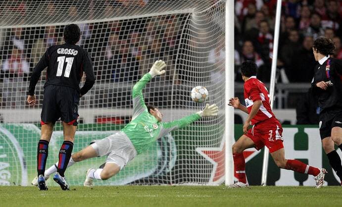 Pavel Pardo (Stuttgart) kassiert das 0:1 Fußball EC 1 Herren Champions League 2007 2008, VfB Stuttgart - Olympique Lyonnais 0:2, OL, Lyon Gruppe Stuttgart Fußball EC 1 Herren Champions League 2007 2008, VfB Stuttgart - Olympique Lyonnais 0:2, OL, Lyon Gruppe Stuttgart