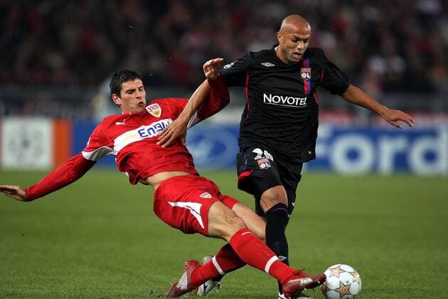 Fabio dos Santos (Lyon, re.) gegen Mario Gomez (Stuttgart) Fußball EC 1 Herren Champions League 2007 2008, VfB Stuttgart - Olympique Lyonnais 0:2, OL Gruppe Stuttgart Dynamik, Fußball EC 1 Herren Champions League 2007 2008, VfB Stuttgart - Olympique Lyonnais 0:2, OL Gruppe Stuttgart Dynamik,