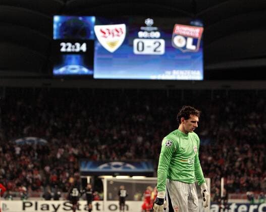 Torwart Raphael Schäfer (Stuttgart) vor der Anzeigetafel mit dem Endergebnis zwischen dem VfB Stuttgart und Olympique Lyon 0:2 Fußball EC 1 Herren Champions League 2007 2008, VfB Stuttgart - Olympique Lyonnais 0:2, OL, Lyon Totale Stuttgart Fußball EC 1 Herren Champions League 2007 2008, VfB Stuttgart - Olympique Lyonnais 0:2, OL, Lyon Totale Stuttgart