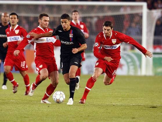 Hatem Ben Arfa (Lyon, Mitte) gegen Silvio Meißner (li.) und Roberto Hilbert (beide Stuttgart) Fußball EC 1 Herren Champions League 2007 2008, VfB Stuttgart - Olympique Lyonnais 0:2, OL Gruppe Stuttgart Dynamik, Fußball EC 1 Herren Champions League 2007 2008, VfB Stuttgart - Olympique Lyonnais 0:2, OL Gruppe Stuttgart Dynamik,