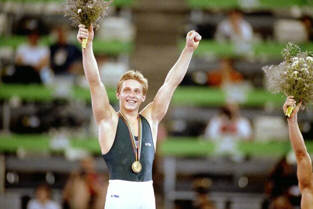 Vitali Sherbo (GUS), Mehrkampf Olympiasieger 1992, während der Siegerehrung -  (2007012013023654) Turnen OS Sommer Herren Olympische Spiele 1992, Sommerspiele Kunstturnen Geräteturnen Nationaltrikot Vdia Einzelbild Barcelona Freude, Begeisterung, Turnen OS Sommer Herren Olympische Spiele 1992, Sommerspiele Kunstturnen Geräteturnen Nationaltrikot Vdia Einzelbild Barcelona Freude, Begeisterung,