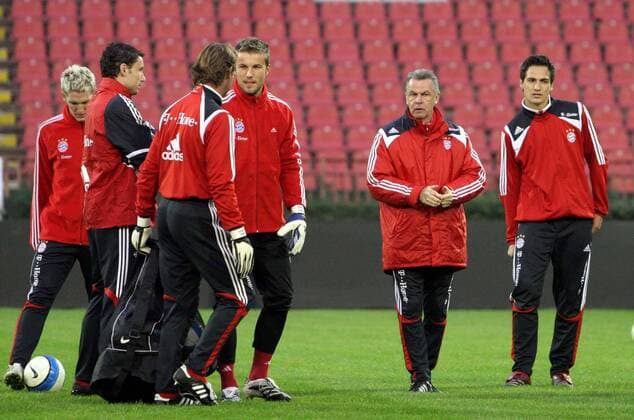Training Bayern, v.re.: Mats Hummels, Trainer Ottmar Hitzfeld, Torwart Michael Rensing, Torwarttrainer Bernd Dreher, Mark van Bommel und Bastian Schweinsteiger -  Fußball EC 3 Herren UEFA Cup 2007 2008, Pokal, Europapokal, Europacup, FC Bayern München, Training Gruppe Belgrad Fußball EC 3 Herren UEFA Cup 2007 2008, Pokal, Europapokal, Europacup, FC Bayern München, Training Gruppe Belgrad