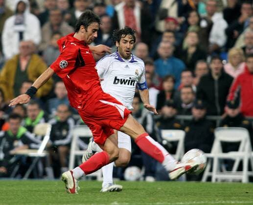 Paraskevas Antzas (Olympiakos Piräus, li.) gegen Raul Gonzalez (Real Madrid) -  Fußball EC 1 Herren Champions League 2007 2008, Real Madrid CF - Olympiakos Piräus 4:2 Gruppe Madrid Dynamik, Fußball EC 1 Herren Champions League 2007 2008, Real Madrid CF - Olympiakos Piräus 4:2 Gruppe Madrid Dynamik,