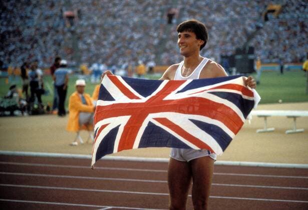 Sebastian Coe (Großbritannien) bejubelt seinen Olympiasieg über 1500m mit der Nationalfahne Leichtathletik OS Sommer Herren Olympische Spiele Los Angeles 1984, Sommerspiele, Nationaltrikot Einzelbild Los Angeles Leichtathletik OS Sommer Herren Olympische Spiele Los Angeles 1984, Sommerspiele, Nationaltrikot Einzelbild Los Angeles