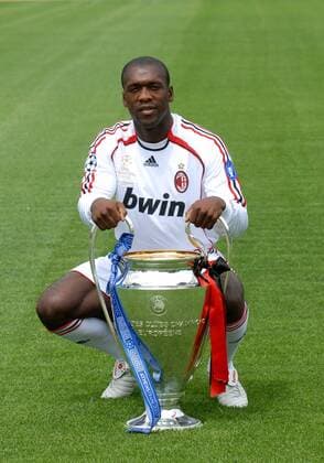 Clarence Seedorf (AC Mailand) präsentiert die Champions League Trophäe - Fußball EC 1 Herren Champions League 2006 2007, AC Mailand, Milan, Einzelbild Mailand Fußball EC 1 Herren Champions League 2006 2007, AC Mailand, Milan, Einzelbild Mailand