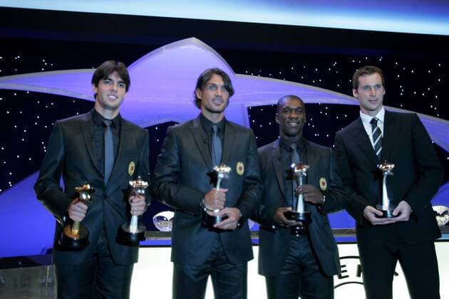 UEFA Spielerehrung 2006 2007, v.li.: Kaka, bester Angreifer und bester Spieler; Paolo Maldini, bester Verteidiger; Clarence Seedorf (alle AC Mailand), bester Mittelfeldspieler und Torwart Petr Cech (Chelsea), bester Torwart - Fußball EC 1 Herren Champions League Auslosung 2007 2008, Gruppen, AC Mailand, Milan, Chelsea FC London, Ehrung Gruppe Gruppenauslosung o0 Kleidung Anzug Vereinsanzug Monte Carlo, Monaco Fußball EC 1 Herren Champions League Auslosung 2007 2008, Gruppen, AC Mailand, Milan, Chelsea FC London, Ehrung Gruppe Gruppenauslosung o0 Kleidung Anzug Vereinsanzug Monte Carlo, Monaco