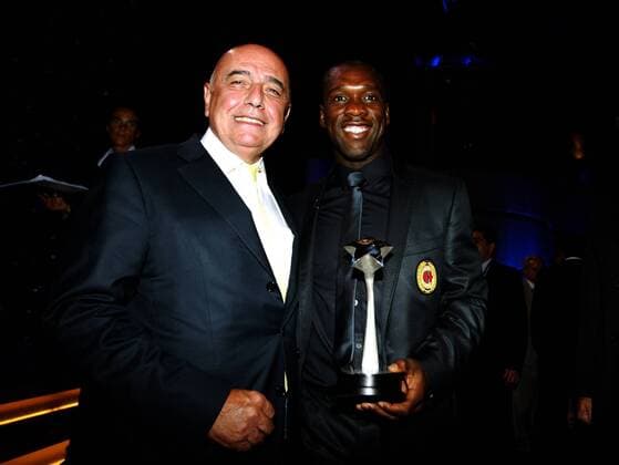 UEFA Spielerehrung 2006 2007 - Vizepräsident Adriano Galliani (li.) neben Clarence Seedorf (beide AC Mailand), der als bester Mittelfeldspieler geehrt wurde - Fußball EC 1 Herren Champions League Auslosung 2007 2008, Gruppen, AC Mailand, Milan, Ehrung, Auszeichnung Gruppe Gruppenauslosung o0 Kleidung Anzug Vereinsanzug Monte Carlo, Monaco Fußball EC 1 Herren Champions League Auslosung 2007 2008, Gruppen, AC Mailand, Milan, Ehrung, Auszeichnung Gruppe Gruppenauslosung o0 Kleidung Anzug Vereinsanzug Monte Carlo, Monaco