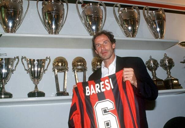 Franco Baresi (AC Mailand) präsentiert vor der Trophäensammlung sein Trikot mit der Nummer 6 - Fußball Herren Serie A 2006 2007, 1. Italienische Liga, AC Mailand, Milan, Fotoshooting Einzelbild Mailand Fußball Herren Serie A 2006 2007, 1. Italienische Liga, AC Mailand, Milan, Fotoshooting Einzelbild Mailand