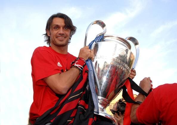 Paolo Maldini (AC Mailand) präsentiert die Champions League Trophäe - Fußball EC 1 Herren Champions League 2006 2007, AC Mailand, Milan, Einzelbild Mailand Fußball EC 1 Herren Champions League 2006 2007, AC Mailand, Milan, Einzelbild Mailand