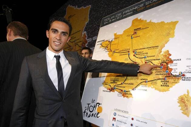 Alberto Contador (Spanien Astana) vor dem Streckenplan für die Tour de France 2008 - - NOxONLINExUSE Radsport Herren Vorschau 2007, Tour de France 2008, Straßenradsport, Straße, Rad, Präsentation, Pressetermin, Einzelbild Plan, Karte, Paris Kleidung privat Radsport Herren Vorschau 2007, Tour de France 2008, Straßenradsport, Straße, Rad, Präsentation, Pressetermin, Einzelbild Plan, Karte, Paris Kleidung privat