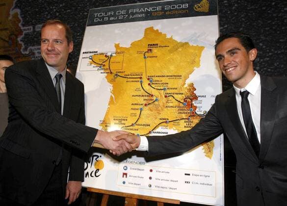 Tourdirektor Christian Prudhomme (Frankreich, li.) und Alberto Contador (Spanien Astana) - Shakehands vor dem Streckenplan für die Tour de France 2008 - - NOxONLINExUSE Radsport Herren Vorschau 2007, Tour de France 2008, Straßenradsport, Straße, Rad, Präsentation, Pressetermin, Gruppe Plan, Karte, Funktionär, Direktor, Kleidung privat Paris, Organisation, Organisator, Radsport Herren Vorschau 2007, Tour de France 2008, Straßenradsport, Straße, Rad, Präsentation, Pressetermin, Gruppe Plan, Karte, Funktionär, Direktor, Kleidung privat Paris, Organisation, Organisator,