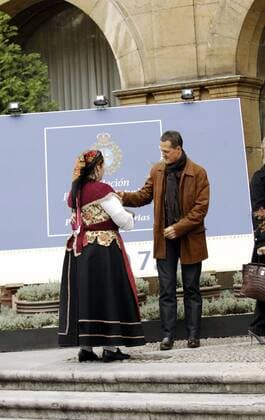 Michael Schumacher (Deutschland) wird in Oviedo von einer Frau in heimischer Tracht mit dem Prinz von Asturien Preis 2007 ausgezeichnet -  (R01629406) Motorsport Herren Prinz von Asturien Preis 2007, Ehrung, Sportlerehrung, Sportlerauszeichnung Gruppe Oviedo Motorsport Herren Prinz von Asturien Preis 2007, Ehrung, Sportlerehrung, Sportlerauszeichnung Gruppe Oviedo