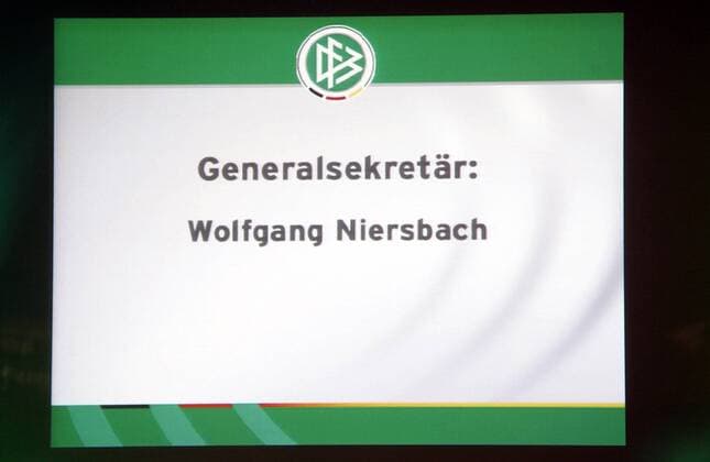Großbildleinwand mit dem Schriftzug: Generalsekretär Wolfgang Niersbach (Deutschland) während des 39. Ordentlichen DFB Bundestags 2007 Fußball Herren 39. Ordentlicher DFB Bundestag 2007, Versammlung, Tagung, Konferenz, Sitzung, Deutscher Fußballbund Einzelbild Mainz Fußball Herren 39. Ordentlicher DFB Bundestag 2007, Versammlung, Tagung, Konferenz, Sitzung, Deutscher Fußballbund Einzelbild Mainz
