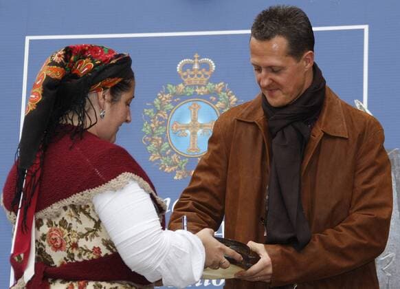 Michael Schumacher (Deutschland) mit einer Frau in traditioneller Tracht - Schumacher wird in Oviedo der Prinz von Asturien Preis 2007 verliehen -  - NOxONLINExUSE Motorsport Herren Prinz von Asturien Preis 2007, Preisverleihung, Auszeichnung, Sportlerauszeichnung, Ehrung, Gruppe Oviedo Motorsport Herren Prinz von Asturien Preis 2007, Preisverleihung, Auszeichnung, Sportlerauszeichnung, Ehrung, Gruppe Oviedo