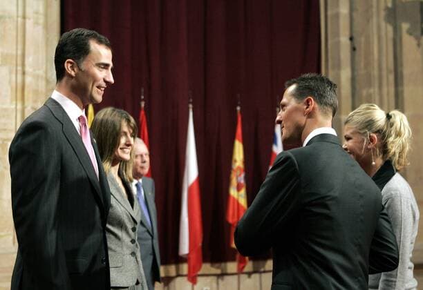 Kronprinz Felipe von Spanien (li.) gratuliert Michael Schumacher (Deutschland) zum Prinz von Asturien Preis 2007, daneben ihre Ehefrauen Letizia und Corinna -  - NOxONLINExUSE Motorsport Herren Prinz von Asturien Preis 2007, Preisverleihung, Verleihung, Ehrung, Auszeichnung, Formel 1, F1, F 1 Gruppe Oviedo Harmonie, Freude, Motorsport Herren Prinz von Asturien Preis 2007, Preisverleihung, Verleihung, Ehrung, Auszeichnung, Formel 1, F1, F 1 Gruppe Oviedo Harmonie, Freude,