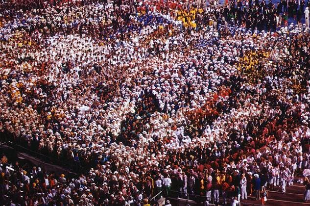 Sportlermassen beim Aufmarsch der Nationen während der Eröffnungsfeier der Olympischen Sommerspiele 1992 in Barcelona OS Sommer Herren Olympische Sommerspiele 1992, Spiele, Eröffnung, Feier, Eröffnungsveranstaltung, Zeremonie Totale Barcelona Masse, OS Sommer Herren Olympische Sommerspiele 1992, Spiele, Eröffnung, Feier, Eröffnungsveranstaltung, Zeremonie Totale Barcelona Masse,