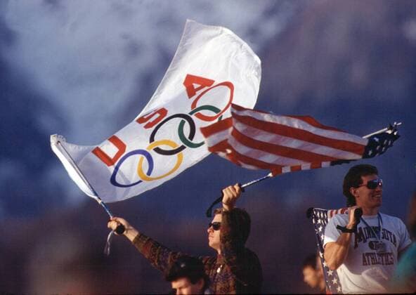 US amerikanische Fans mit Nationalflagge und Olympiaflagge während der Olympischen Sommerspiele 1996 in Atlanta OS Sommer Herren Olympische Sommerspiele 1996, Spiele Gruppe Atlanta OS Sommer Herren Olympische Sommerspiele 1996, Spiele Gruppe Atlanta