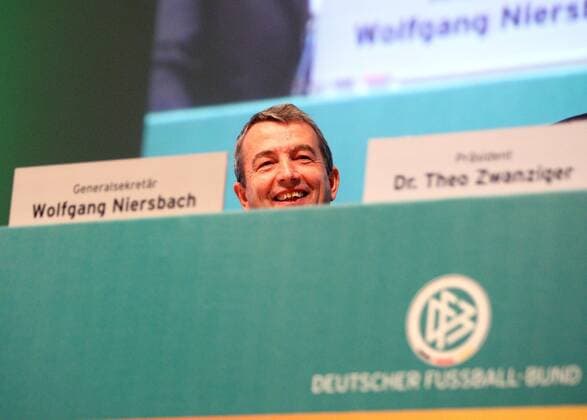 DFB Direktor Wolfgang Niersbach (Deutschland) Fußball Herren 39. DFB Bundestag 2007, Versammlung, Tagung, Konferenz, Sitzung, Deutscher Fußballbund Einzelbild Mainz Fußball Herren 39. DFB Bundestag 2007, Versammlung, Tagung, Konferenz, Sitzung, Deutscher Fußballbund Einzelbild Mainz