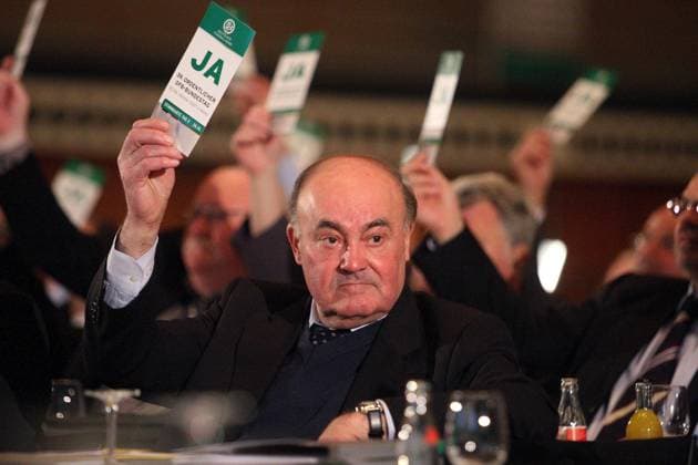 Volker Roth (Deutschland), Vorsitzender des DFB Schiedsrichterausschusses, stimmt mit Ja ab Fußball Herren 39. DFB Bundestag 2007, Versammlung, Tagung, Konferenz, Sitzung, Deutscher Fußballbund Einzelbild Schiedsrichterobmann Mainz Fußball Herren 39. DFB Bundestag 2007, Versammlung, Tagung, Konferenz, Sitzung, Deutscher Fußballbund Einzelbild Schiedsrichterobmann Mainz