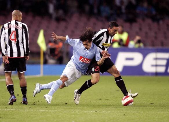 Cristian Molinaro (Juventus Turin, re.) gegen Ivan Ezequiel Lavezzi (Neapel) - Fußball Herren Serie A 2007 2008, 1. Italienische Liga, SSC Napoli - Juventus Turin 3:1, Juve Gruppe Neapel Dynamik, Kampf, Fußball Herren Serie A 2007 2008, 1. Italienische Liga, SSC Napoli - Juventus Turin 3:1, Juve Gruppe Neapel Dynamik, Kampf,