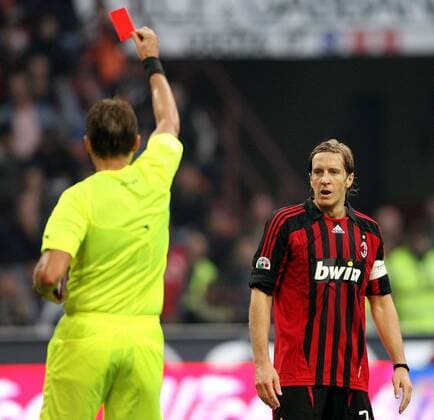 Massimo Ambrosini (AC Mailand) bekommt von Schiedsrichter Roberto Rosetti die rote Karte gezeigt -  Fußball Herren Serie A 2007 2008, 1. Italienische Liga, Milan Gruppe Mailand Fußball Herren Serie A 2007 2008, 1. Italienische Liga, Milan Gruppe Mailand
