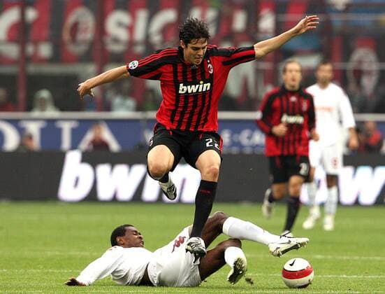 Kaka (AC Mailand, re.) gegen Juan (AS Rom) -  Fußball Herren Serie A 2007 2008, 1. Italienische Liga, Milan - AS Rom 0:1 o0 Roma Gruppe Mailand Dynamik, Kampf, Fußball Herren Serie A 2007 2008, 1. Italienische Liga, Milan - AS Rom 0:1 o0 Roma Gruppe Mailand Dynamik, Kampf,