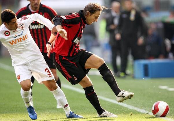 Massimo Ambrosini (AC Mailand, re.) gegen Cicinho (AS Rom) -  Fußball Herren Serie A 2007 2008, 1. Italienische Liga, Milan - AS Rom 0:1 o0 Roma Gruppe Mailand Dynamik, Kampf, Fußball Herren Serie A 2007 2008, 1. Italienische Liga, Milan - AS Rom 0:1 o0 Roma Gruppe Mailand Dynamik, Kampf,
