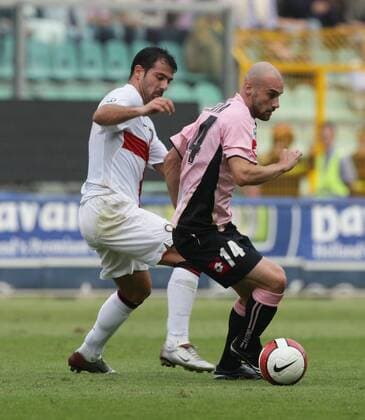 Roberto Guana (Palermo, re.) gegen Dejan Stankovic (Inter Mailand) -  Fußball Herren Serie A 2007 2008, 1. Italienische Liga, US Palermo - FC Internazionale Mailand 0:0 Gruppe Palermo Dynamik, Fußball Herren Serie A 2007 2008, 1. Italienische Liga, US Palermo - FC Internazionale Mailand 0:0 Gruppe Palermo Dynamik,