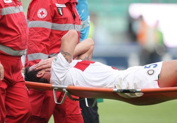 Dejan Stankovic (Inter Mailand) wird verletzt vom Platz getragen -  Fußball Herren Serie A 2007 2008, 1. Italienische Liga, FC Internazionale Mailand Gruppe Palermo Fußball Herren Serie A 2007 2008, 1. Italienische Liga, FC Internazionale Mailand Gruppe Palermo