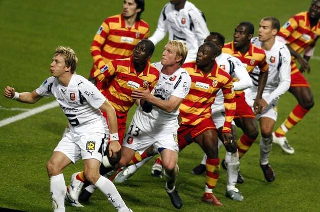 Erik Edman (li.) und Petter Hansson (beide Rennes, 3.v.li.) gegen Kanga Gauthier Akale (2.v.li.) und Aruna Dindane (Lens, 4.v.li.) -  (pan22938) Fußball Herren Ligue 1 2007 2008, 1. Französische Liga, RC Racing Club de Lens - Stade Rennais 1:2, RC, RCL Gruppe Lens Dynamik, Abwehr, Fußball Herren Ligue 1 2007 2008, 1. Französische Liga, RC Racing Club de Lens - Stade Rennais 1:2, RC, RCL Gruppe Lens Dynamik, Abwehr, 