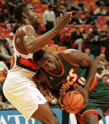 Mit dem Kopf durch die Wand - Shawn Kemp (Seattle Super Sonics, re.) gegen Grant Long (Atlanta Hawks) -  (atl96010202) Basketball Herren NBA 1995 1996, Atlanta Hawks - Seattle SuperSonics, Super Sonics Gruppe Aufnahmedatum geschätzt Atlanta Dynamik, Kampf, Basketball Herren NBA 1995 1996, Atlanta Hawks - Seattle SuperSonics, Super Sonics Gruppe Aufnahmedatum geschätzt Atlanta Dynamik, Kampf,