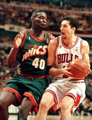 Toni Kukoc (Chicago Bulls, re.) gegen Shawn Kemp (Seattle Super Sonics) - (chi96060508) Basketball Herren NBA Finals 1995 1996, Playoffs, Playoff, Play Offs, Off, Endspiel, Finalserie, Spiel 1 Gruppe Chicago Dynamik, Basketball Herren NBA Finals 1995 1996, Playoffs, Playoff, Play Offs, Off, Endspiel, Finalserie, Spiel 1 Gruppe Chicago Dynamik,