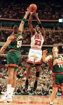 Michael Jordan (Chicago Bulls, Mitte) gegen Ervin Johnson (li.) und Detlef Schrempf (beide Seattle Super Sonics) -  (chi96060509) Basketball Herren NBA Finals 1995 1996, Playoffs, Playoff, Play Offs, Off, Endspiel, Finalserie, Spiel 1 Gruppe Chicago Dynamik, Basketball Herren NBA Finals 1995 1996, Playoffs, Playoff, Play Offs, Off, Endspiel, Finalserie, Spiel 1 Gruppe Chicago Dynamik,