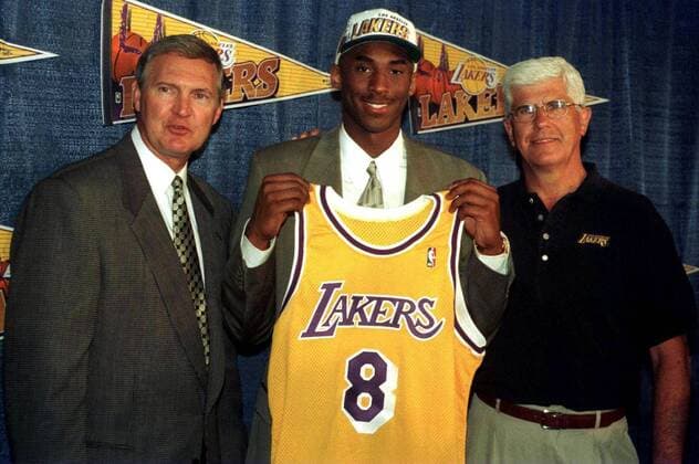 Kobe Bryant anlässlich des NBA Drafts 1996 von General Manager Jerry West (li.) und Trainer Del Harris (alle Los Angeles Lakers) vorgestellt -  (lap96071201) Basketball Herren NBA Draft 1996, Saison 1997, Auswahl Gruppe Los Angeles, LA, L.A. Basketball Herren NBA Draft 1996, Saison 1997, Auswahl Gruppe Los Angeles, LA, L.A.