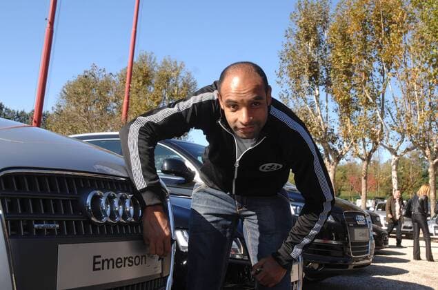 Emerson (AC Mailand) setzt während des Sponsorentermins bei Audi seine Unterschrift auf das Nummernschild seines neuen Autos - Fußball Herren Serie A 2007 2008, 1. Italienische Liga, AC Milan, Mailand, Sponsorentermin, Werbetermin, PR, Promo Einzelbild Milanello Fußball Herren Serie A 2007 2008, 1. Italienische Liga, AC Milan, Mailand, Sponsorentermin, Werbetermin, PR, Promo Einzelbild Milanello