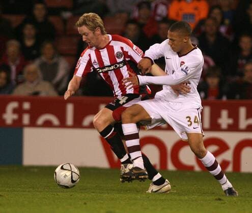 David Carney (Sheffield United, li.) gegen Kieran Gibbs (Arsenal) -  Fußball Herren Carling Cup 2007 2008, Englischer Pokal, Pokalspiel, Sheffield United FC - Arsenal FC London 0:3 Gruppe Sheffield Dynamik, Fußball Herren Carling Cup 2007 2008, Englischer Pokal, Pokalspiel, Sheffield United FC - Arsenal FC London 0:3 Gruppe Sheffield Dynamik,