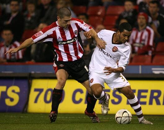 Theo Walcott (Arsenal, re.) gegen Nick Montgomery (Sheffield United) -  Fußball Herren Carling Cup 2007 2008, Englischer Pokal, Pokalspiel, Sheffield United FC - Arsenal FC London 0:3 Gruppe Sheffield Dynamik, Fußball Herren Carling Cup 2007 2008, Englischer Pokal, Pokalspiel, Sheffield United FC - Arsenal FC London 0:3 Gruppe Sheffield Dynamik,