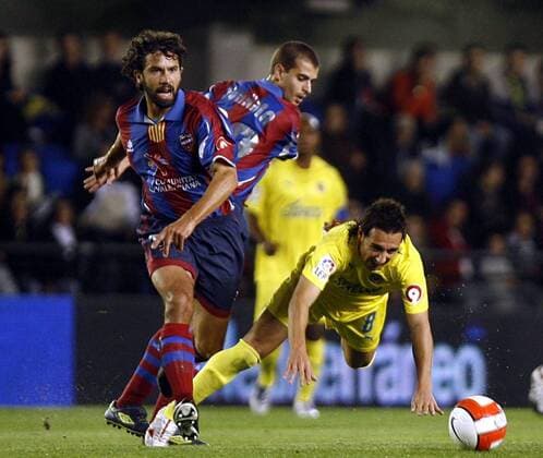 Damiano Tommasi (Levante, li.) gegen Cazorla (Villarreal) -  - NOxONLINExUSE Fußball Herren Primera Division 2007 2008, 1. Spanische Liga, Villarreal CF - Levante UD 3:0 Gruppe Villarreal Dynamik, Kampf, Fußball Herren Primera Division 2007 2008, 1. Spanische Liga, Villarreal CF - Levante UD 3:0 Gruppe Villarreal Dynamik, Kampf,