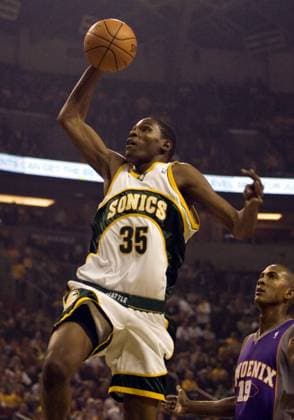 Kevin Durant (Seattle Super Sonics, li.) am Ball, beobachtet von Raja Bell (Phoenix Suns) -  (SEA2007110101) Basketball Herren NBA 2007 2008, Seattle SuperSonics - Phoenix Suns 99:106 Gruppe Seattle Dynamik, Basketball Herren NBA 2007 2008, Seattle SuperSonics - Phoenix Suns 99:106 Gruppe Seattle Dynamik,