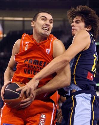 Dejan Milojevic (Valencia, li.) gegen Carlos Suarez (Estudiantes Madrid) -  - NOxONLINExUSE Basketball Herren ACB League 2007 2008, 1. Spanische Liga, MMT Estudiantes Madrid - Pamesa Valencia 72:79 Gruppe Madrid Dynamik, Basketball Herren ACB League 2007 2008, 1. Spanische Liga, MMT Estudiantes Madrid - Pamesa Valencia 72:79 Gruppe Madrid Dynamik,
